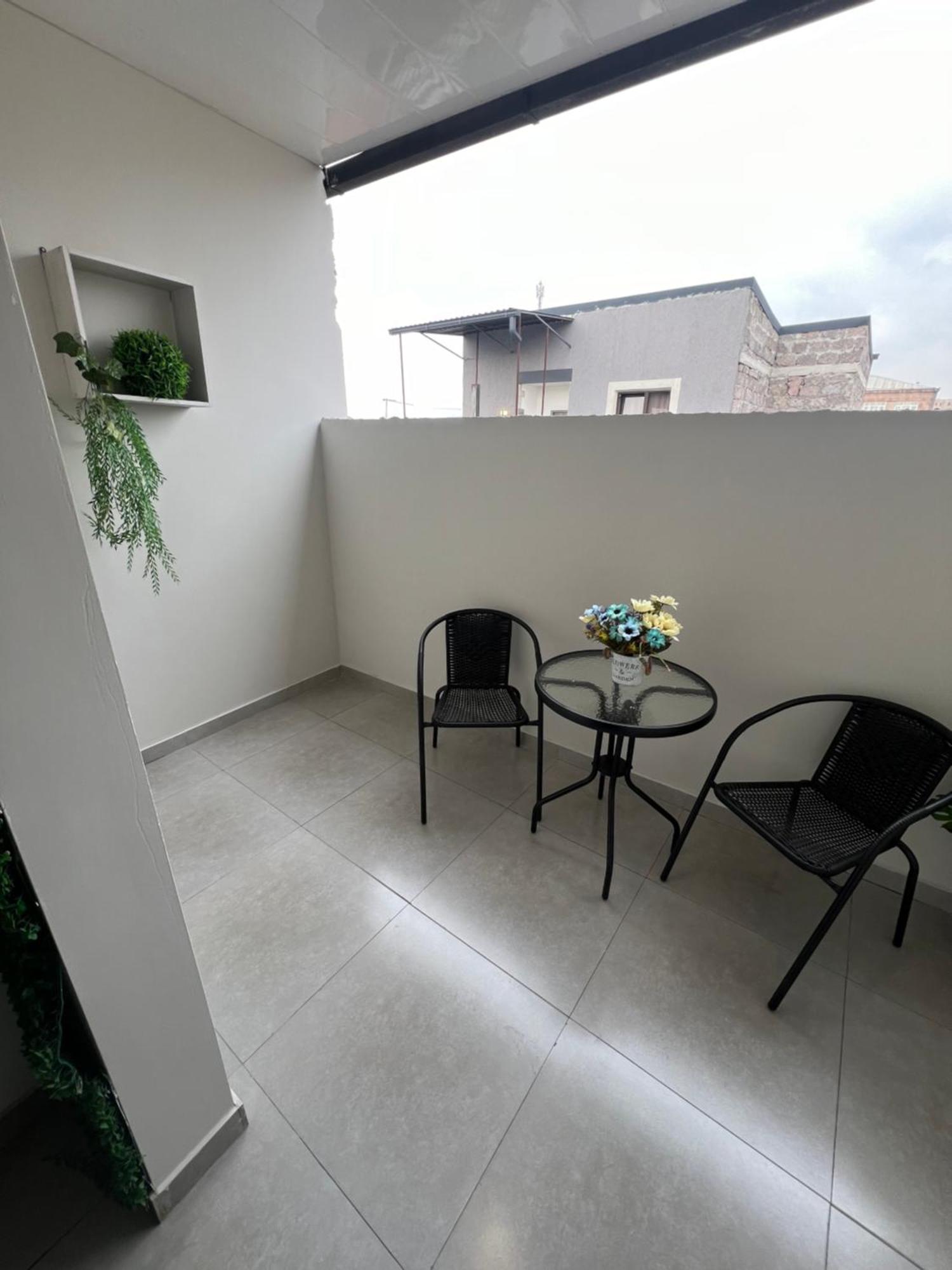 יירבאן Cosy Apartment With Good Location Self Check In מראה חיצוני תמונה